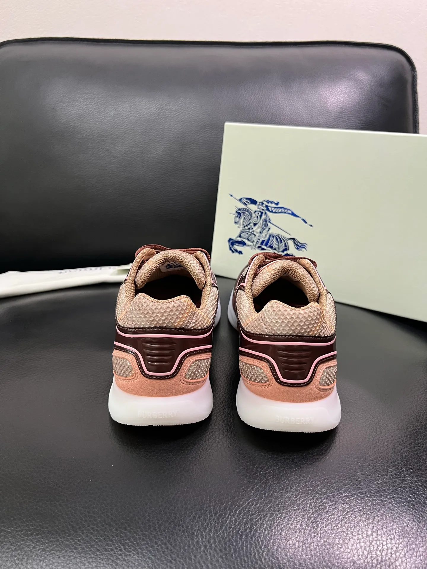 Men's shoes 💰740 BURBERRY top crafts Burberry counter synchronization, original factory configuration imported cowhide fabrics from Italy, high-quality complex splicing process, imported cowhide inner pads, breathable and comfortable, soles: original soles specially provided by the original factory, original and single goods High quality welcome to compare, code number 38-44 (customized 45 46) 85855